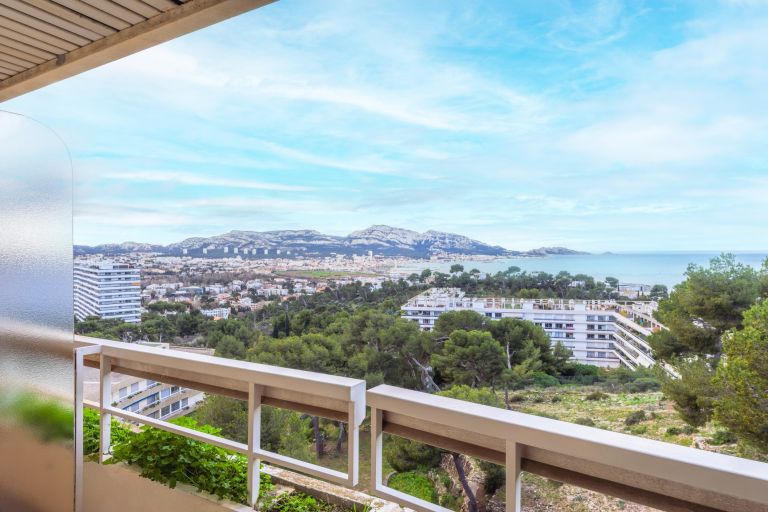 apartment 3 Rooms for sale on MARSEILLE (13008)