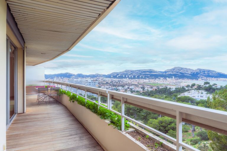 apartment 3 Rooms for sale on MARSEILLE (13008)