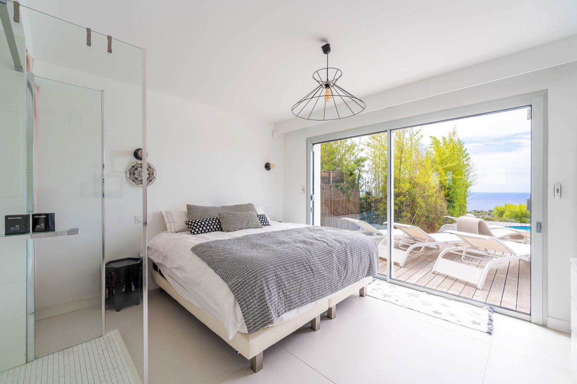 house 8 Rooms for sale on CASSIS (13260)