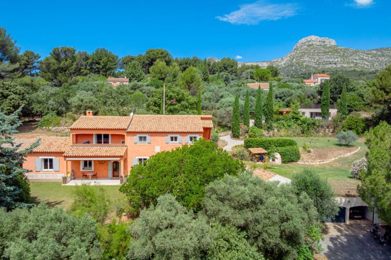 house 8 Rooms for sale on AUBAGNE (13400)