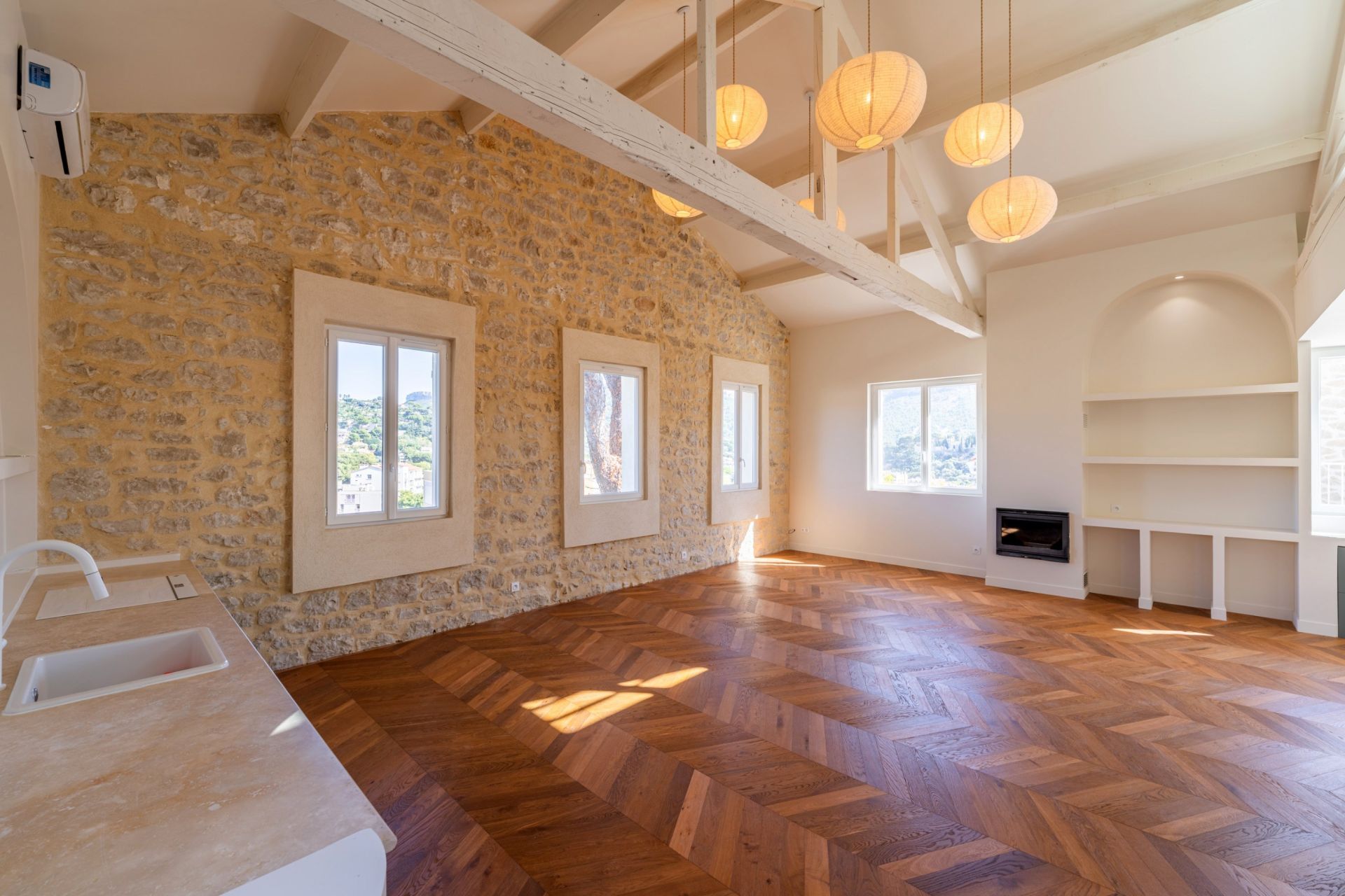 house 6 Rooms for sale on CASSIS (13260)