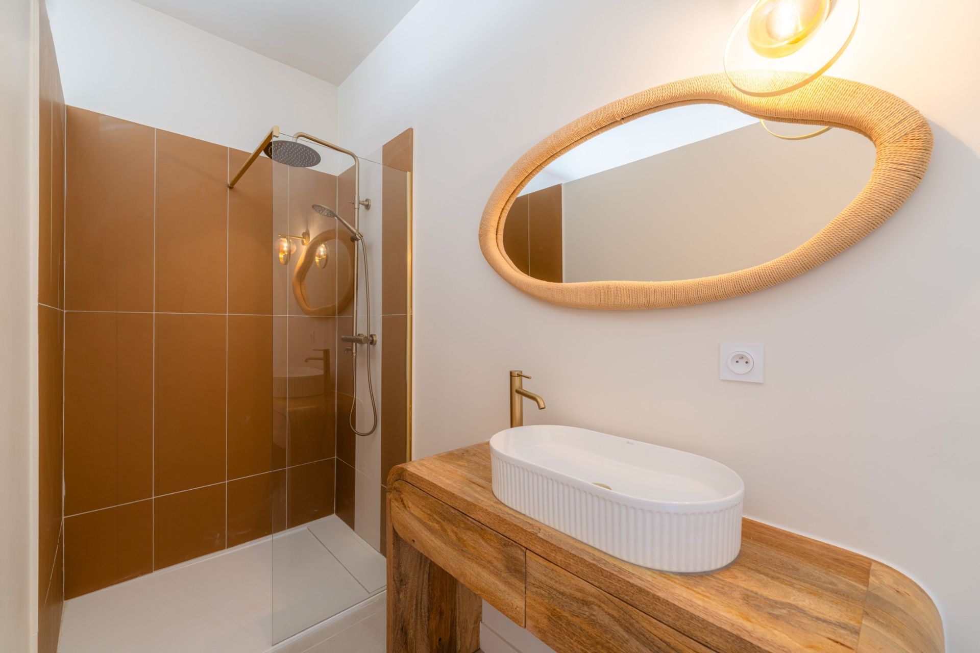 house 6 Rooms for sale on CASSIS (13260)