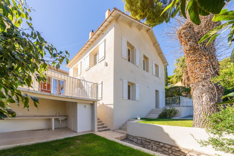 house 6 Rooms for sale on CASSIS (13260)