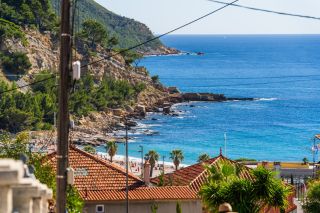 house 6 Rooms for sale on CASSIS (13260)