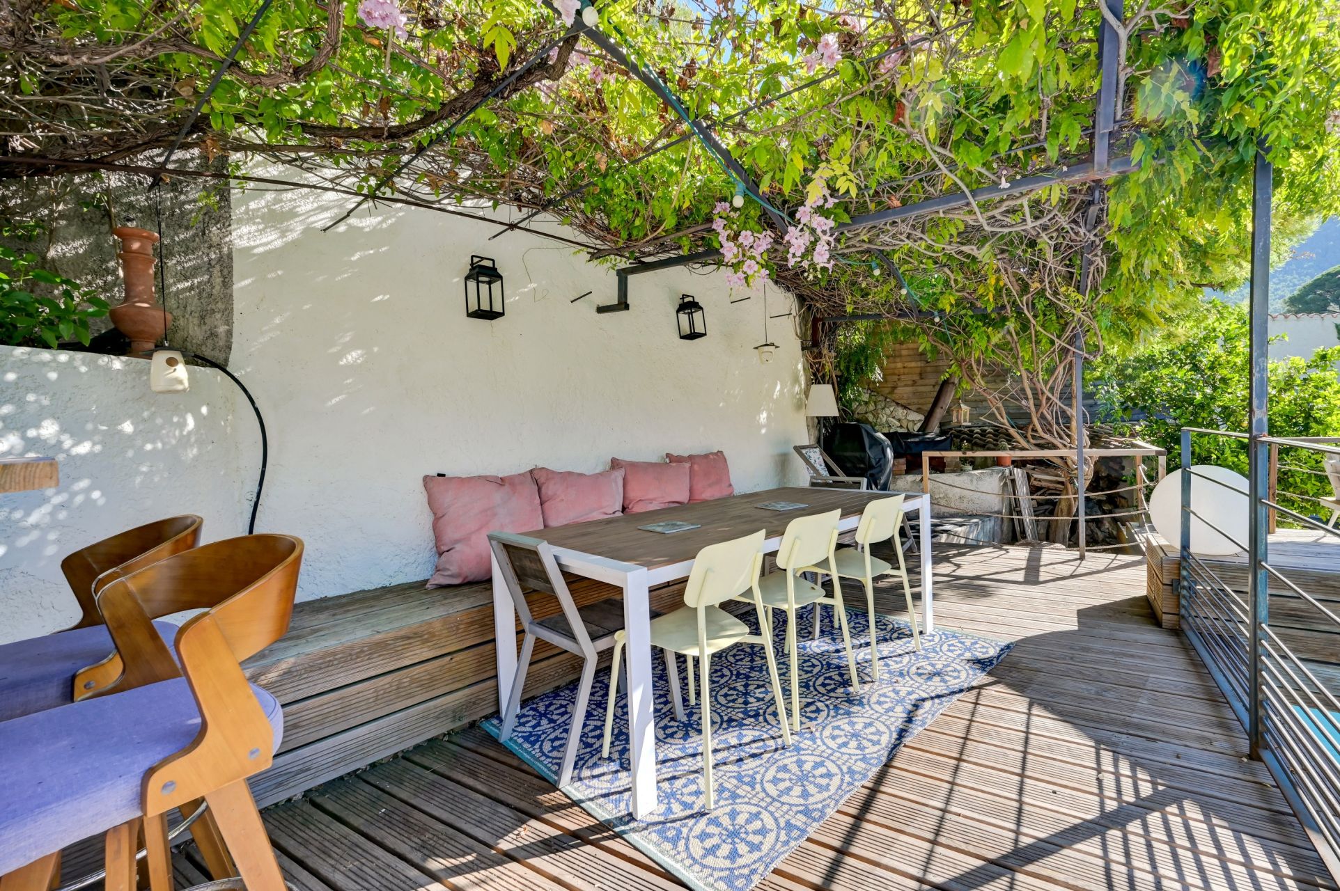 house 7 Rooms for sale on CASSIS (13260)