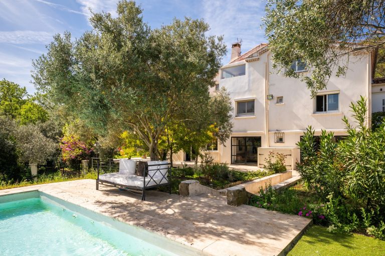 traditional house 8 Rooms for sale on MIMET (13105)