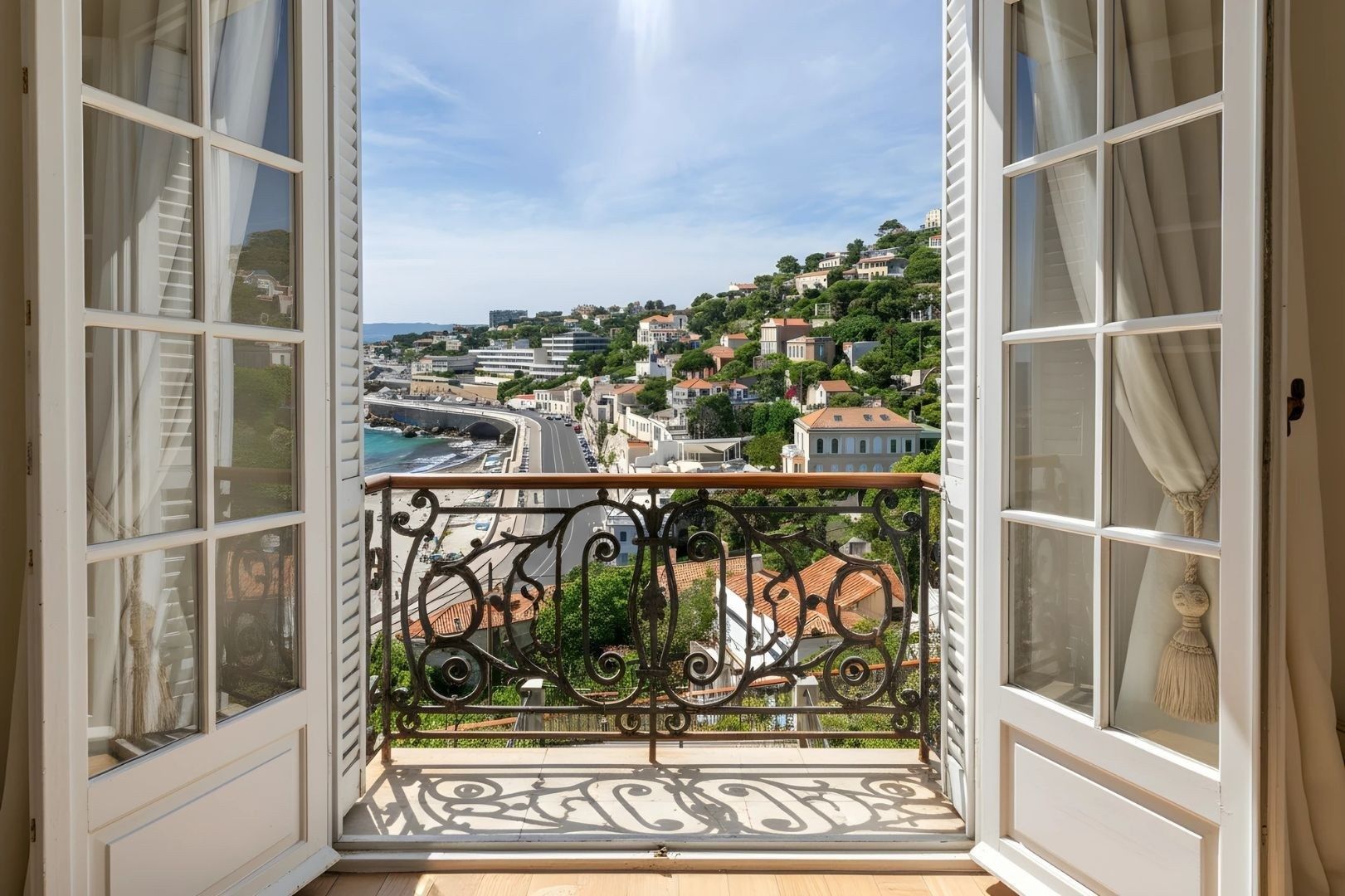 mansion 10 Rooms for sale on MARSEILLE (13007)