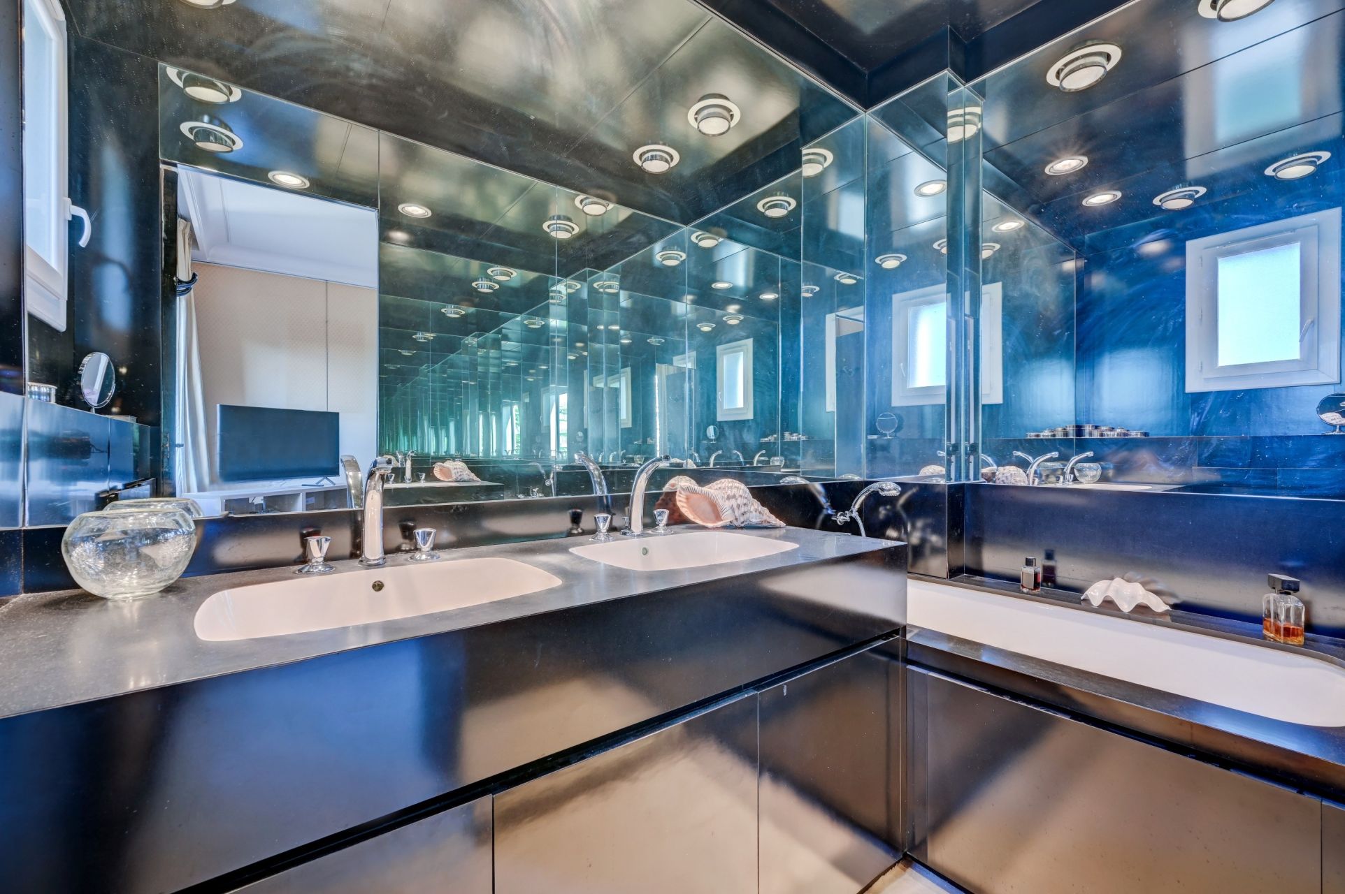 apartment 7 Rooms for sale on MARSEILLE (13008)