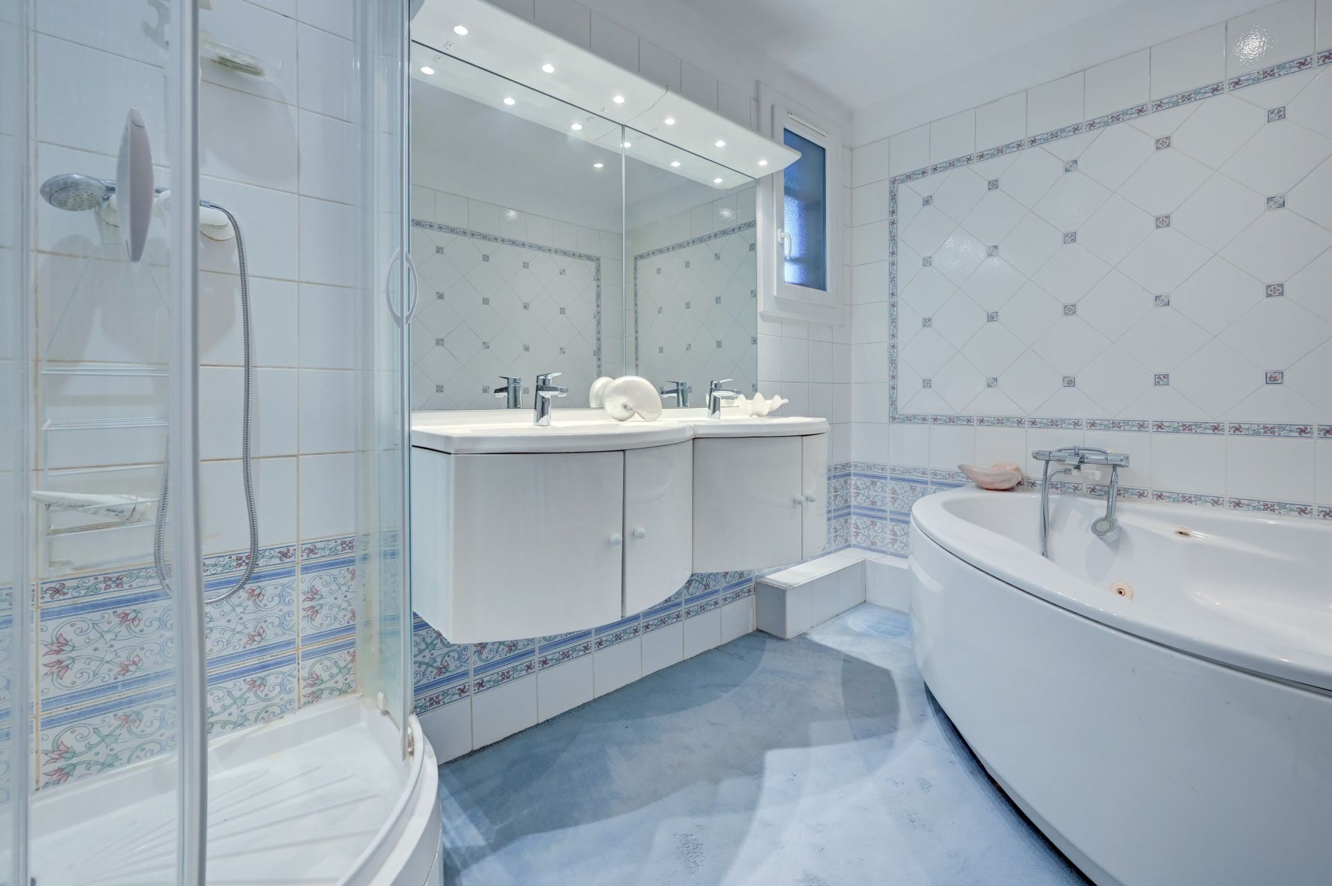 apartment 7 Rooms for sale on MARSEILLE (13008)