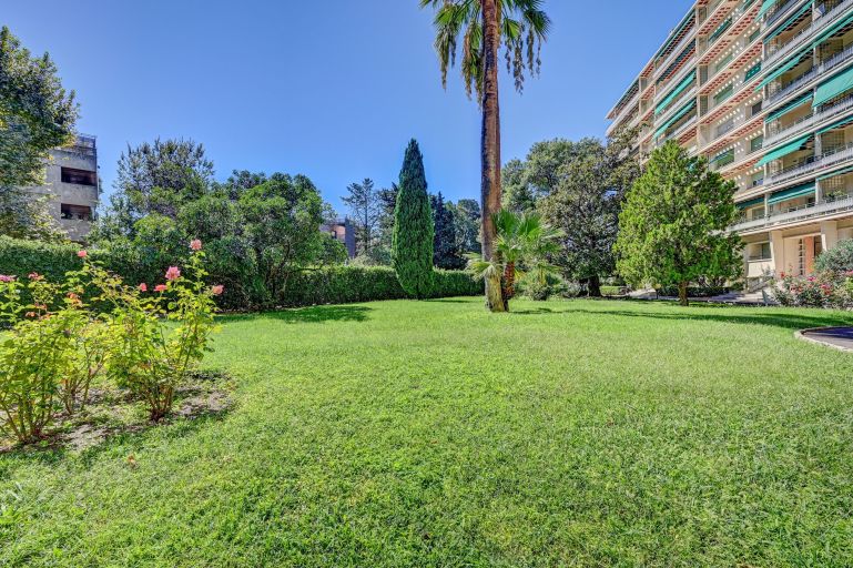 apartment 7 Rooms for sale on MARSEILLE (13008)