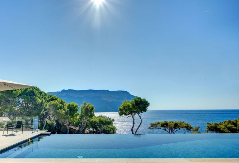 house 6 Rooms for sale on CASSIS (13260)