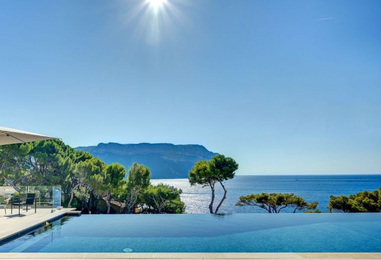house 6 Rooms for sale on CASSIS (13260)