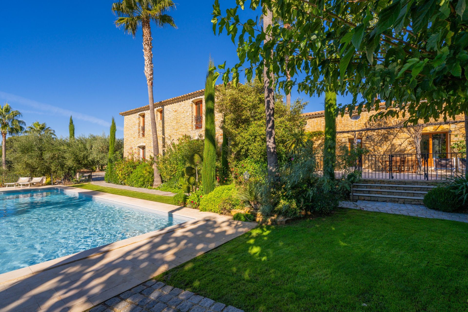 house 20 Rooms for sale on LE CASTELLET (83330)