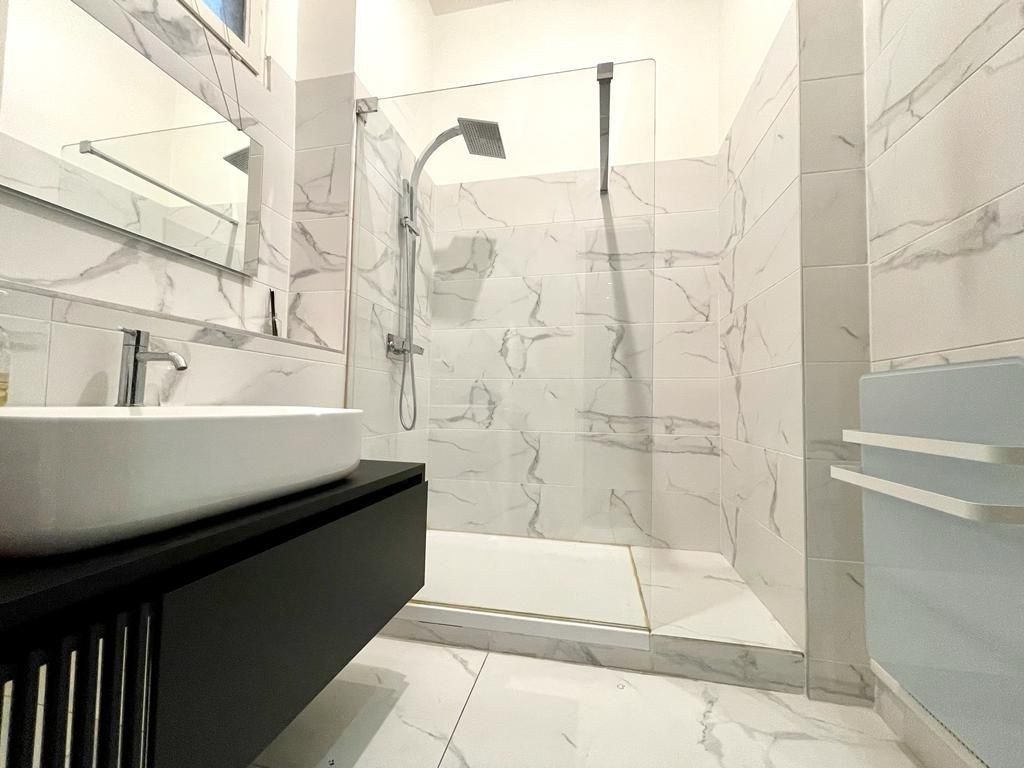 apartment 12 Rooms for rent on MARSEILLE (13008)