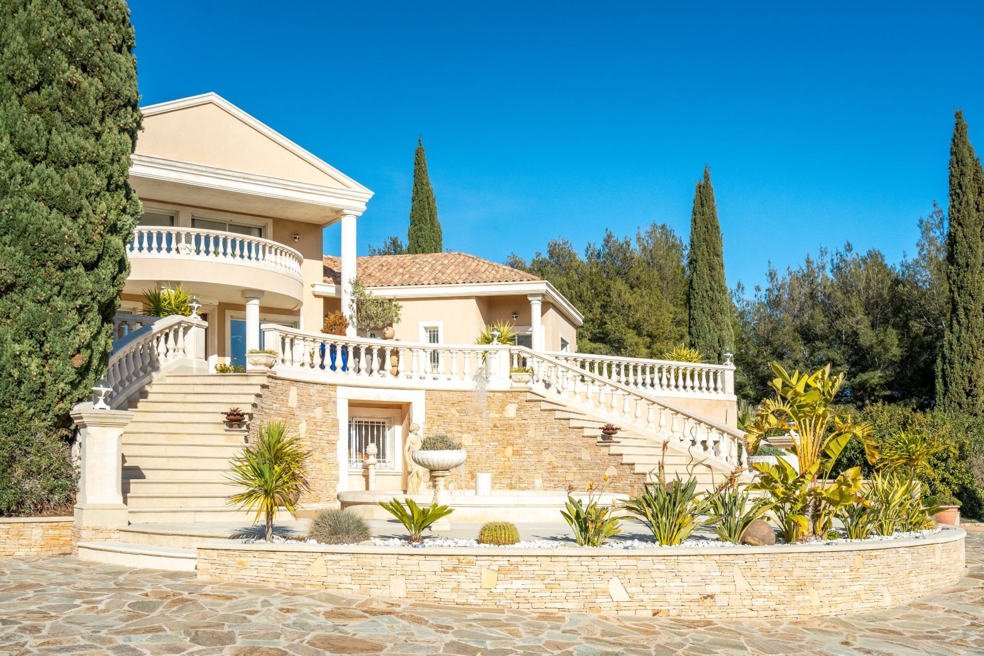 house 10 Rooms for sale on LA CIOTAT (13600)