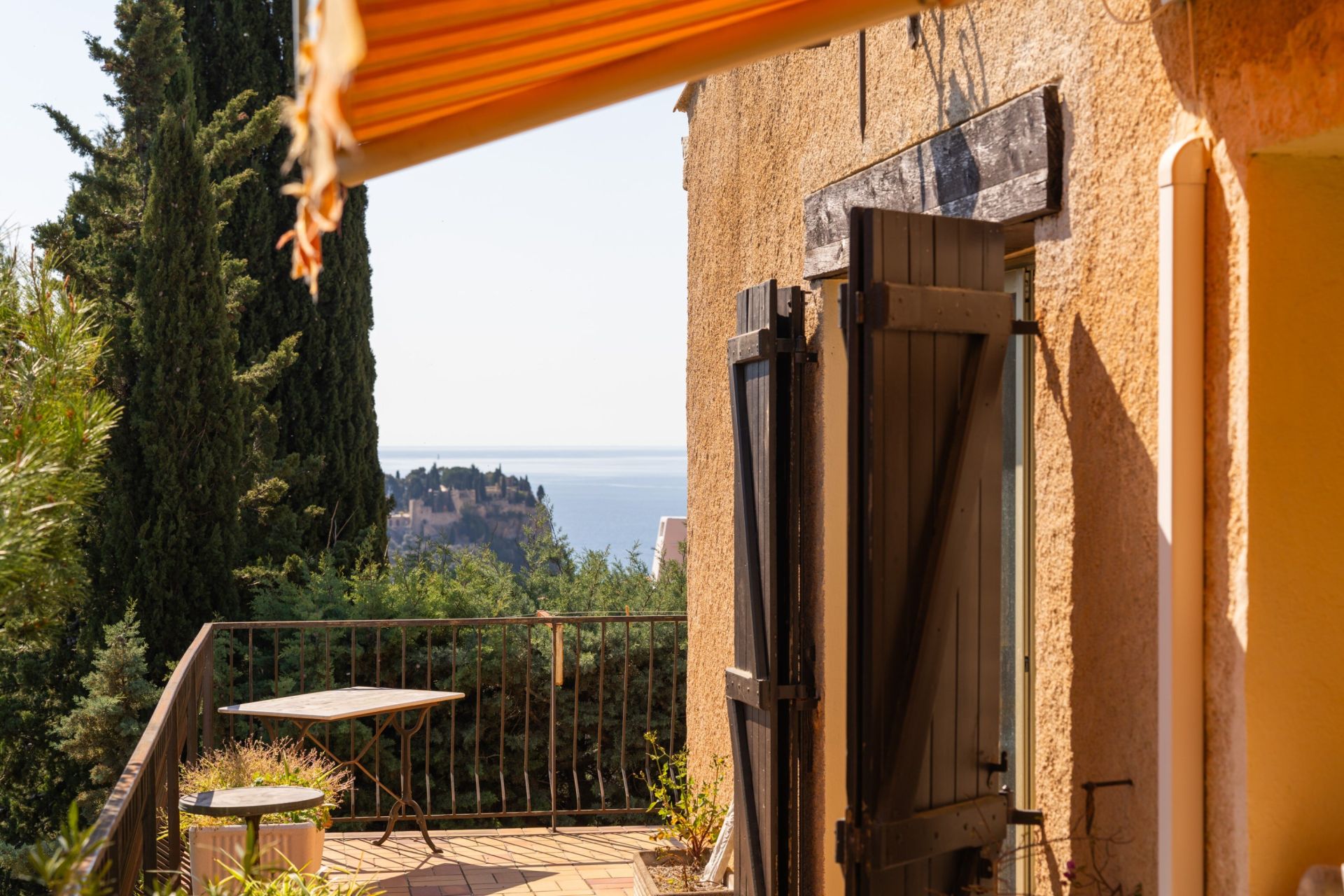 house 5 Rooms for sale on CASSIS (13260)