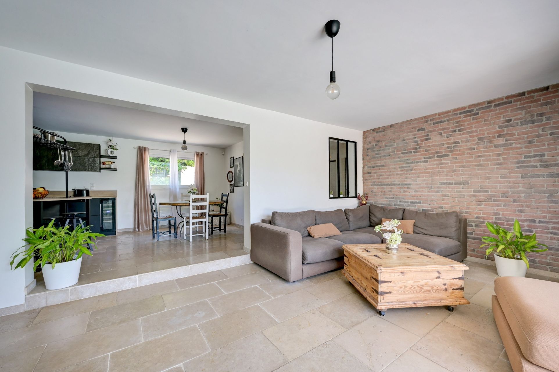 traditional house 7 Rooms for sale on SAUSSET LES PINS (13960)