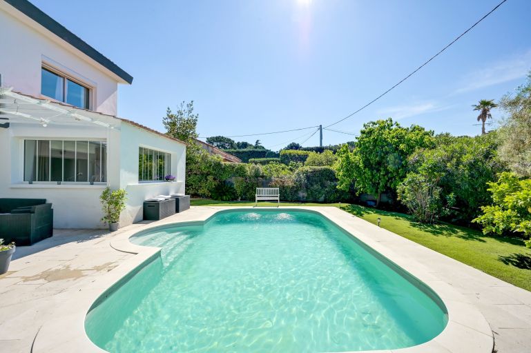 traditional house 7 Rooms for sale on SAUSSET LES PINS (13960)