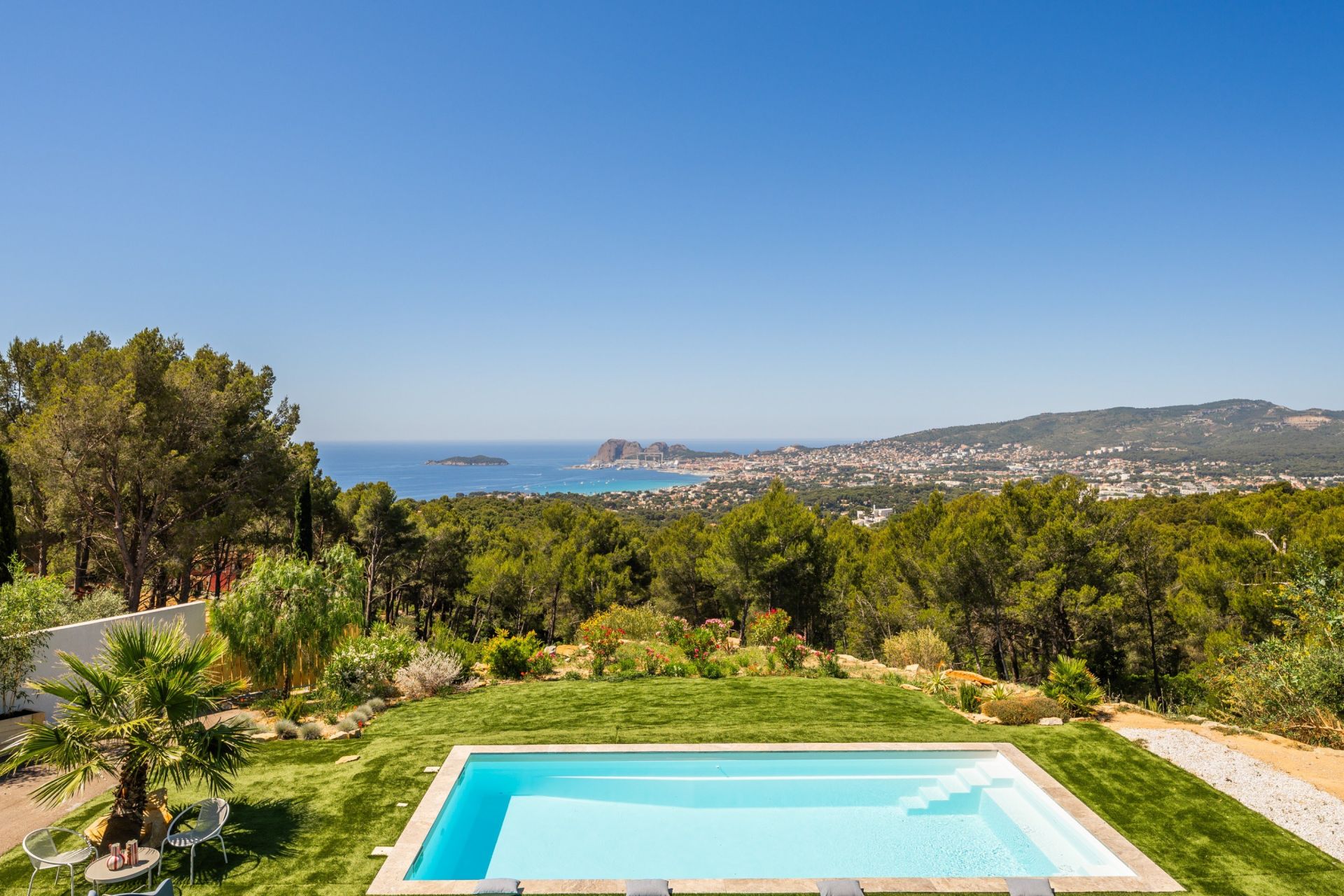 maison contemporaine 7 Pièces en vente sur CEYRESTE (13600)