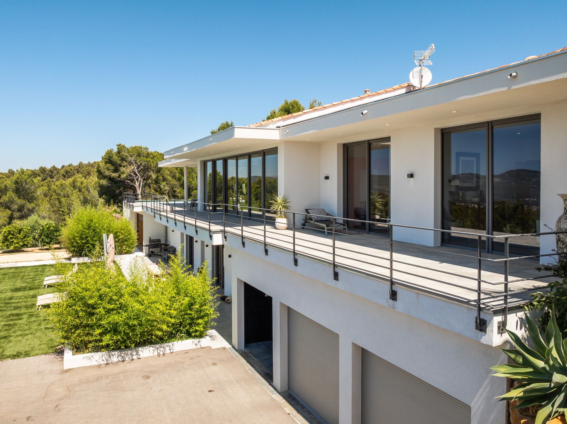 contemporary house 7 Rooms for sale on CEYRESTE (13600)