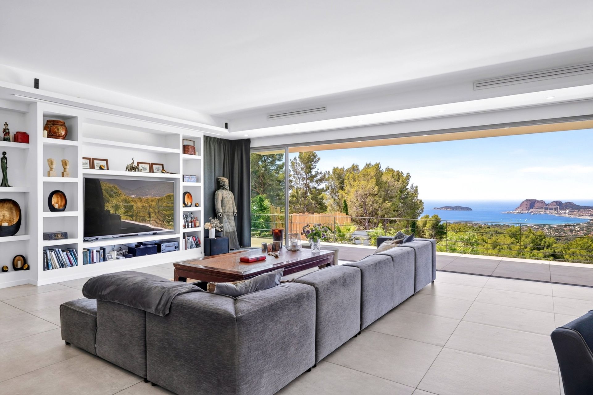 maison contemporaine 7 Pièces en vente sur CEYRESTE (13600)