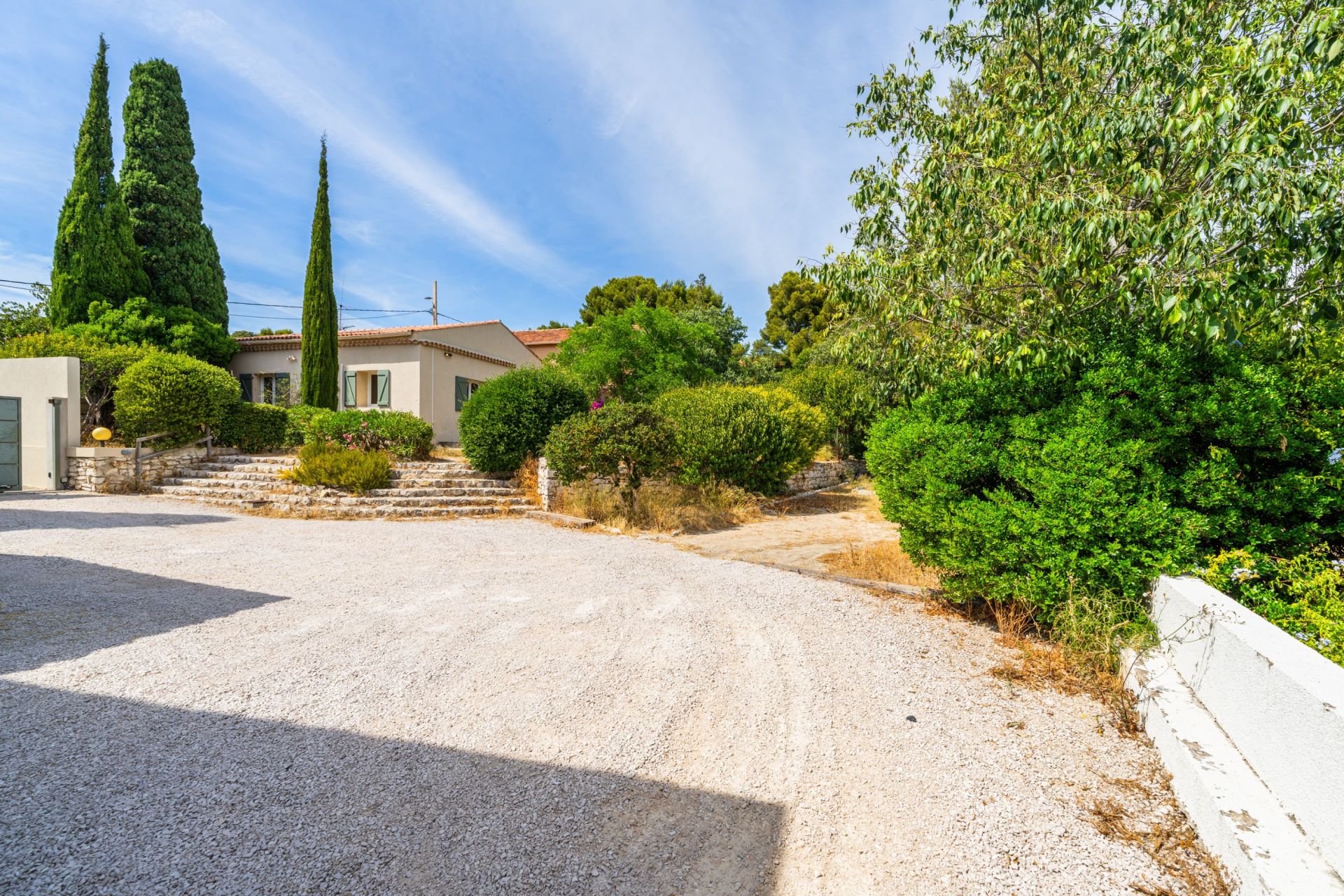 house 5 Rooms for rent on CASSIS (13260)