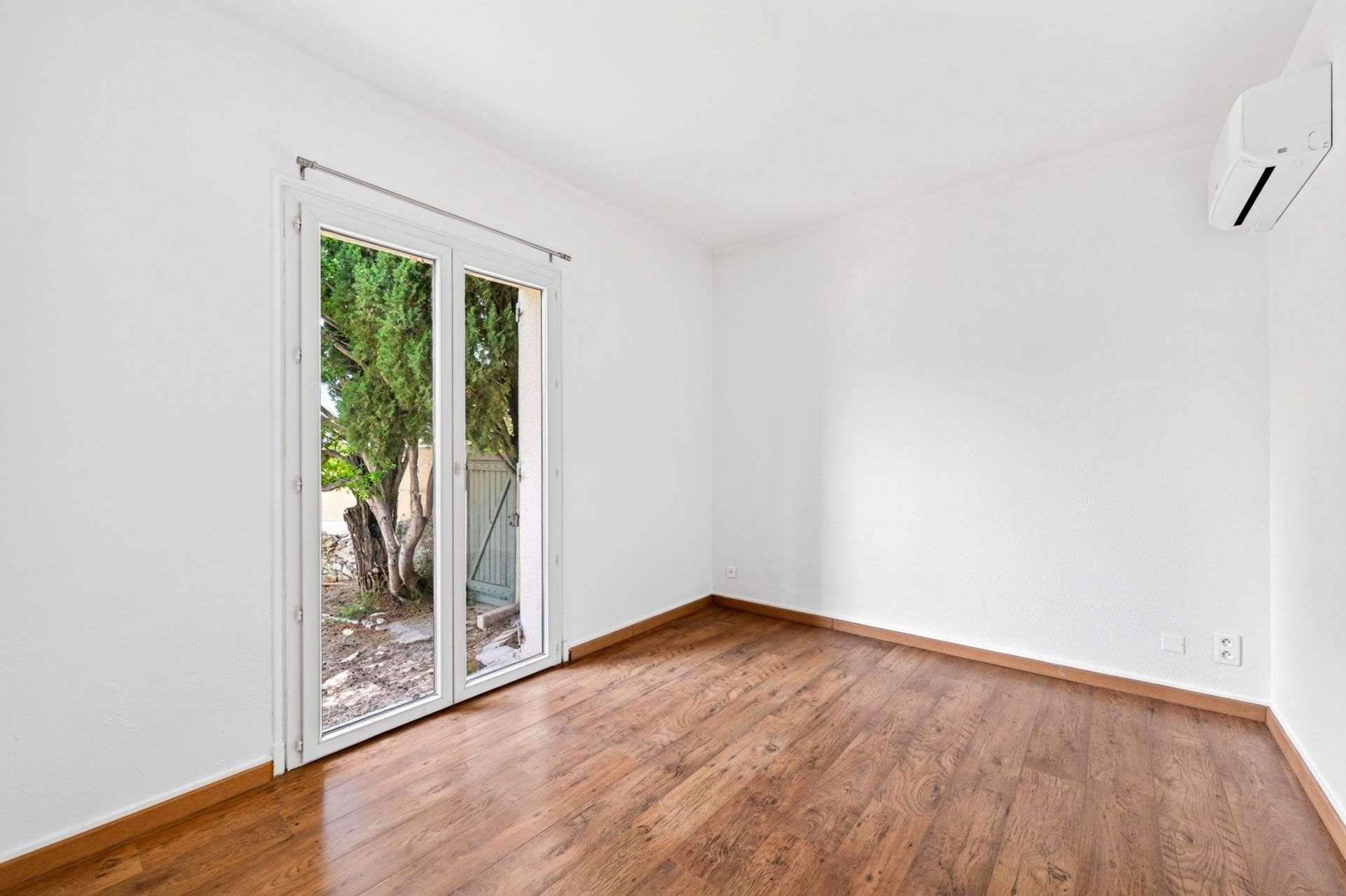 house 5 Rooms for rent on CASSIS (13260)