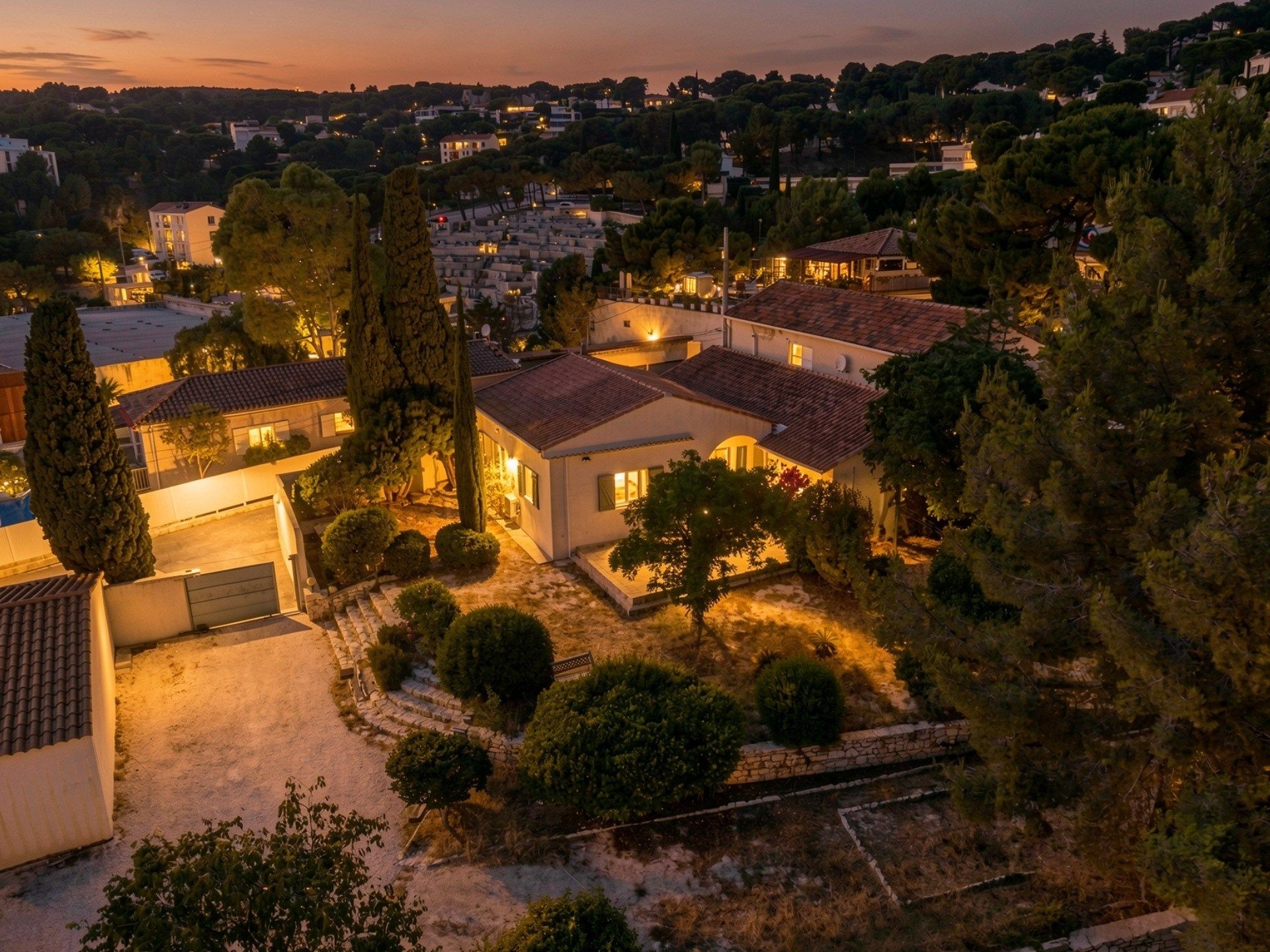 house 5 Rooms for rent on CASSIS (13260)