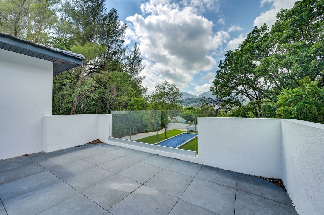 contemporary house 5 Rooms for rent on ROQUEVAIRE (13360)