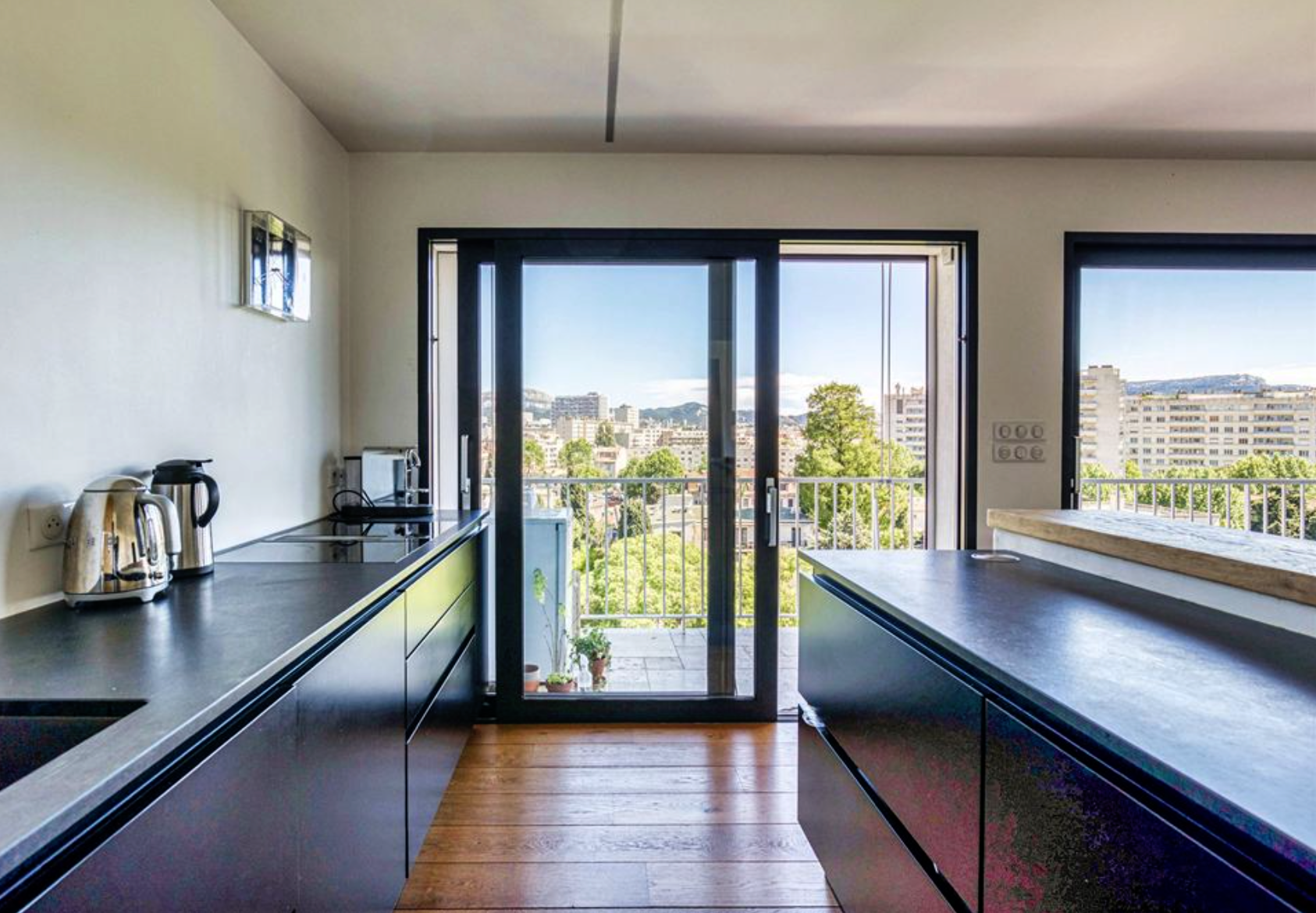 apartment 4 Rooms for rent on MARSEILLE (13008)