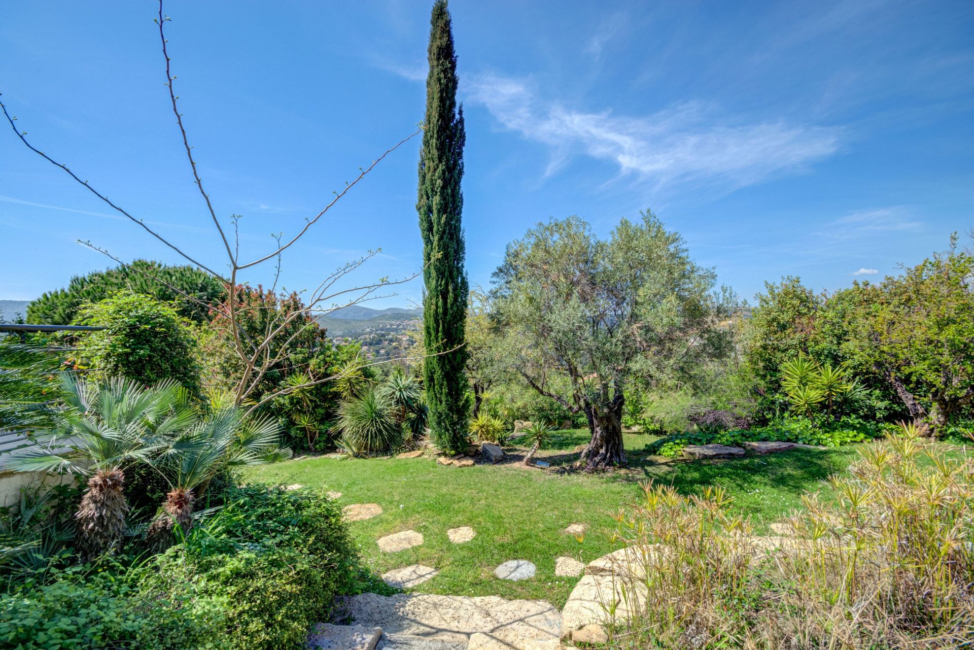 house 8 Rooms for sale on CASSIS (13260)