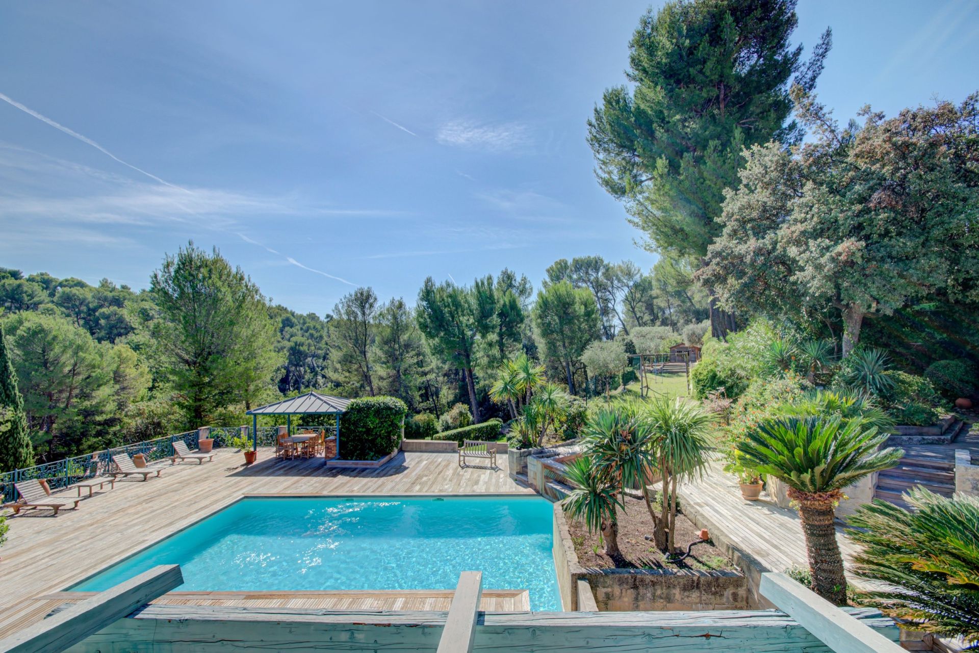 villa 10 Rooms for sale on AUBAGNE (13400)
