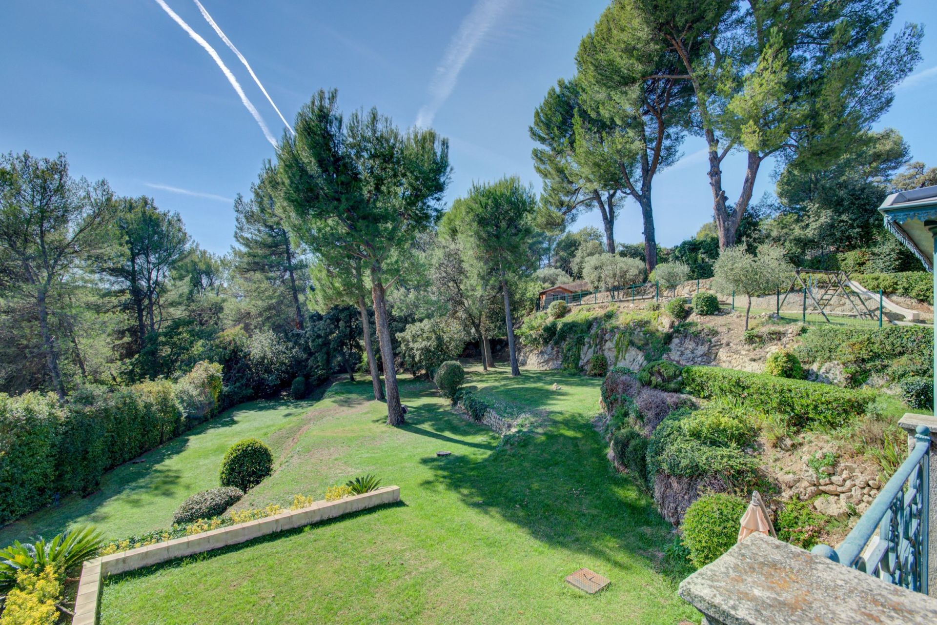 villa 10 Rooms for sale on AUBAGNE (13400)