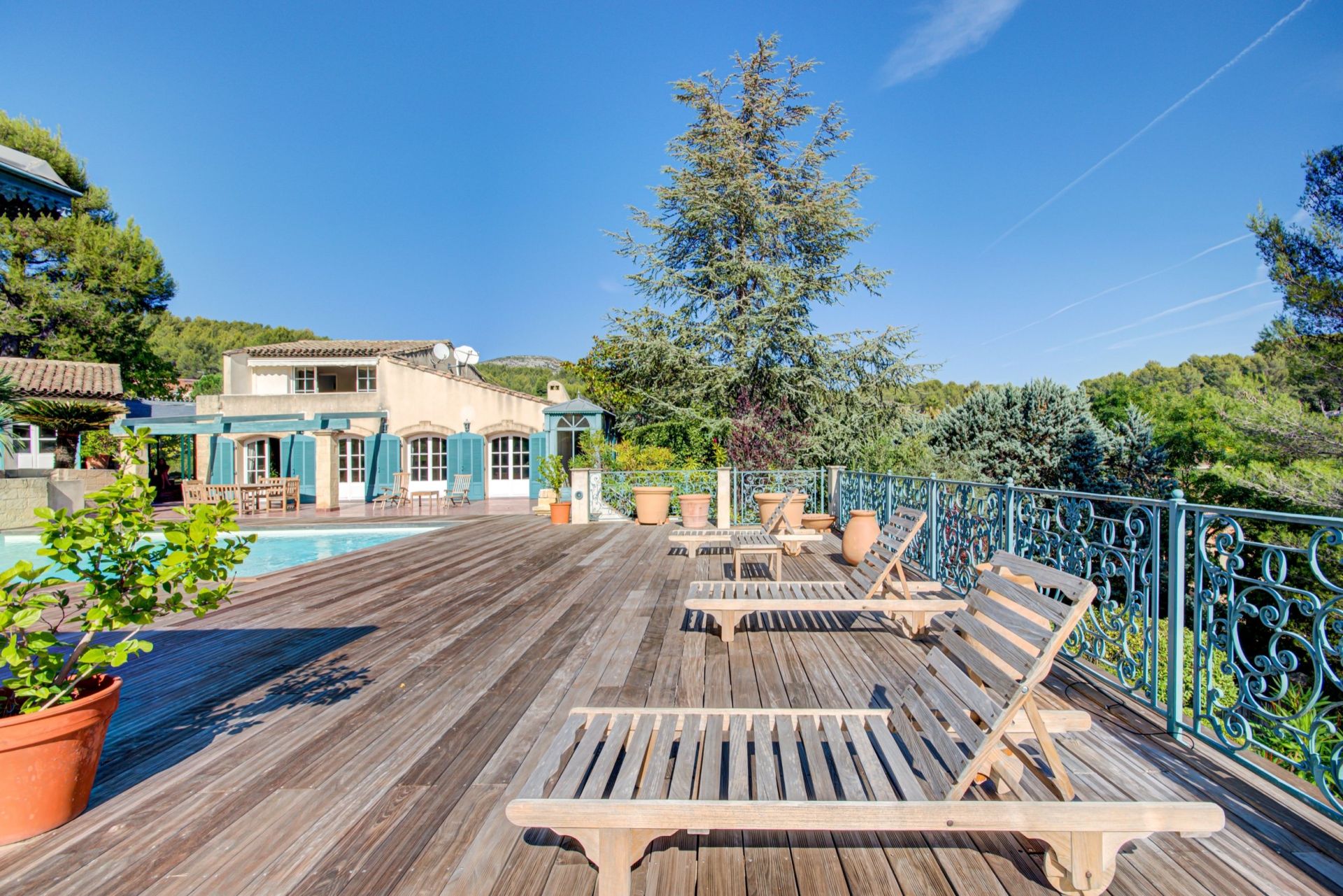 villa 10 Rooms for sale on AUBAGNE (13400)
