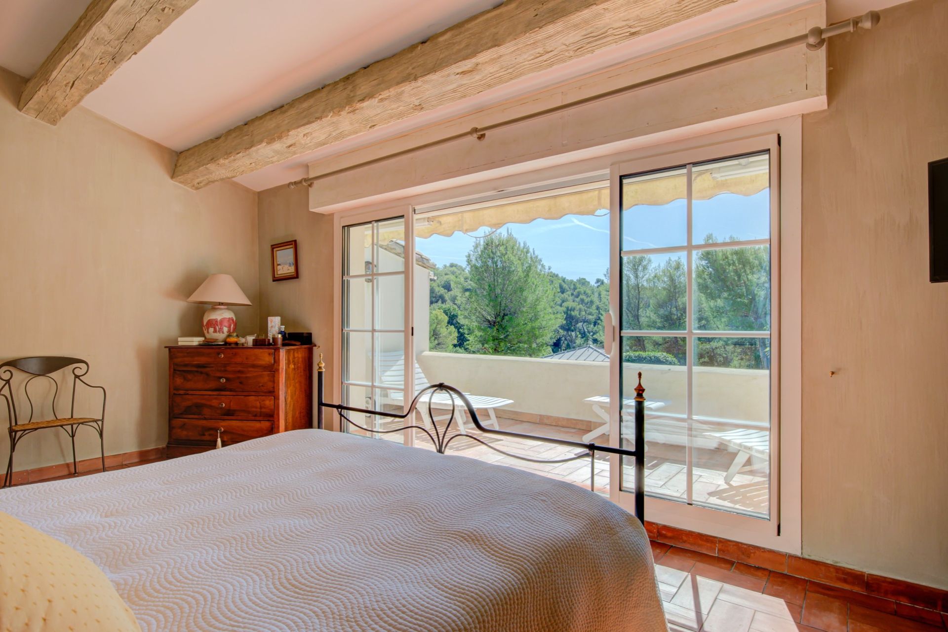 villa 10 Rooms for sale on AUBAGNE (13400)