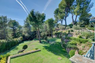 villa 10 Rooms for sale on AUBAGNE (13400)